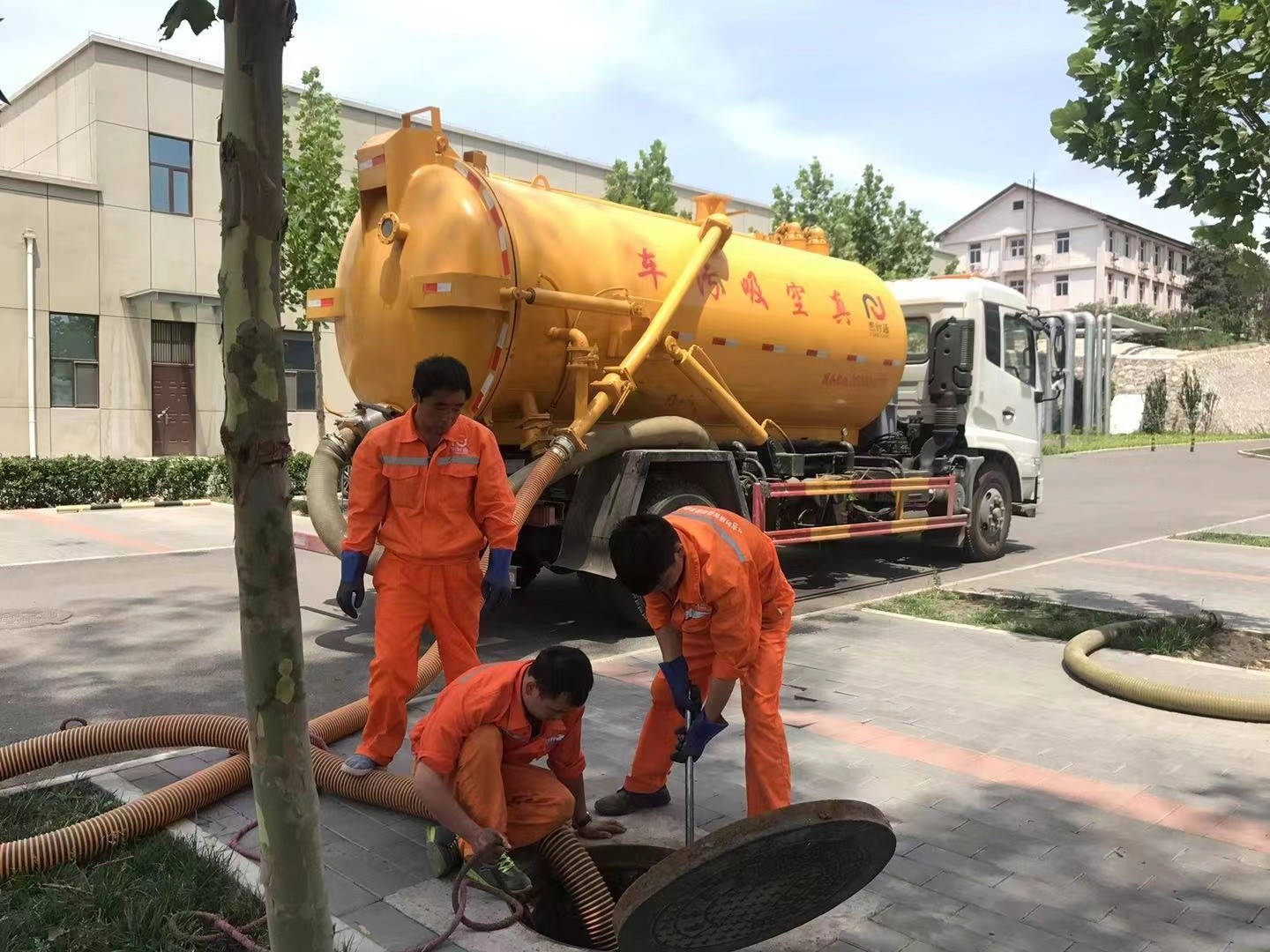 前进管道疏通车停在窨井附近