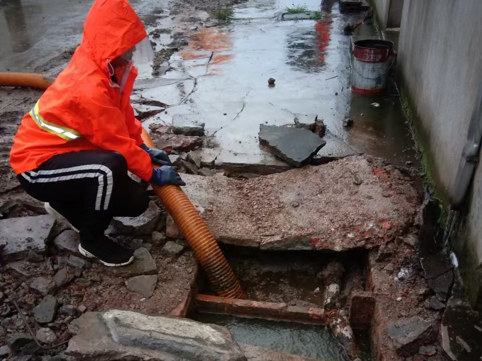 前进专业清理污水池 炜誉市政以规范流程守护城市 “肠道”