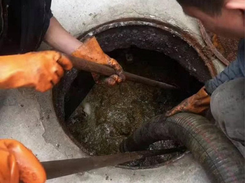 前进清理化粪池时如何避免沼气的危害?